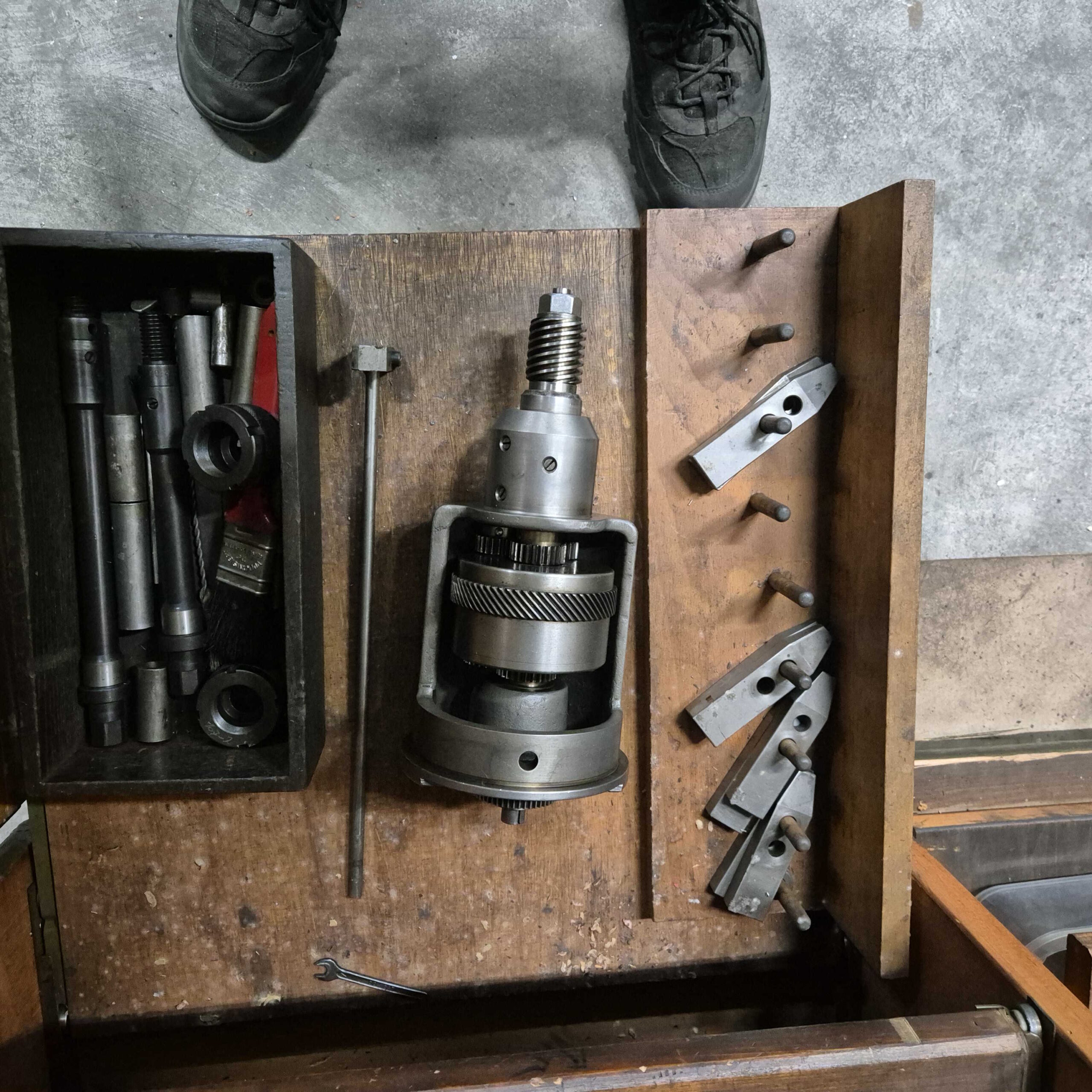 Set of 2 Mikron 102 hobbing machines - Image 2