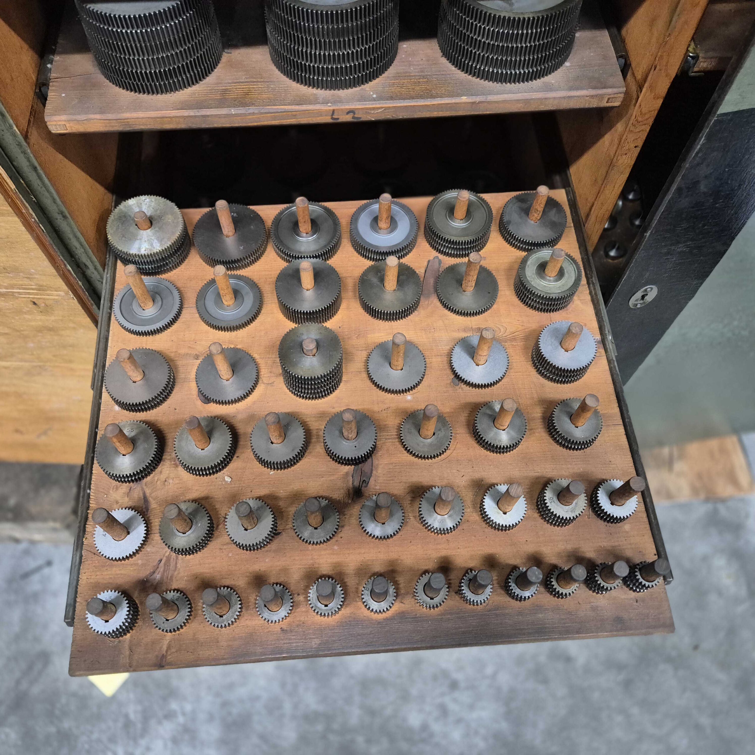 Set of 2 Mikron 102 hobbing machines - Image 5