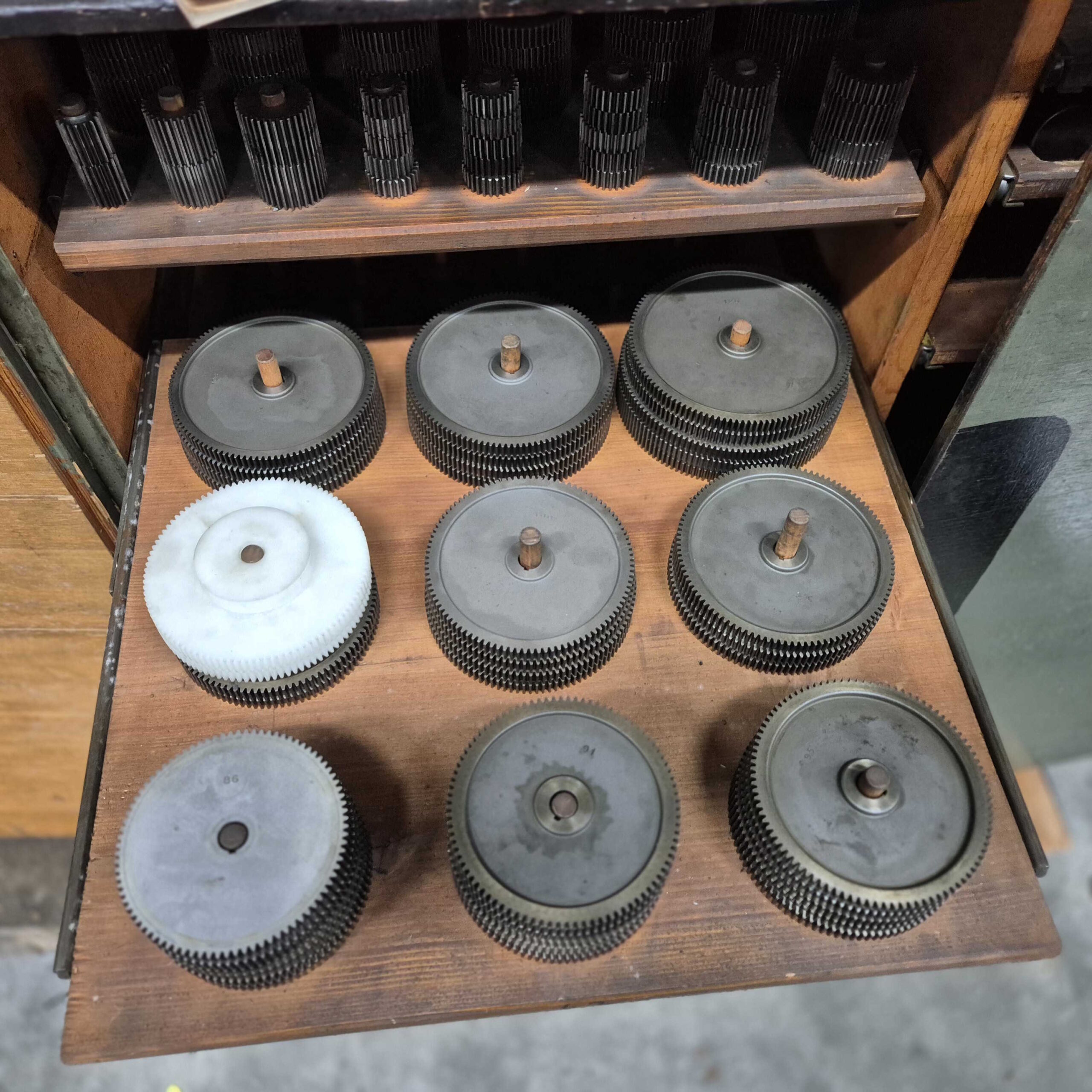 Set of 2 Mikron 102 hobbing machines - Image 6