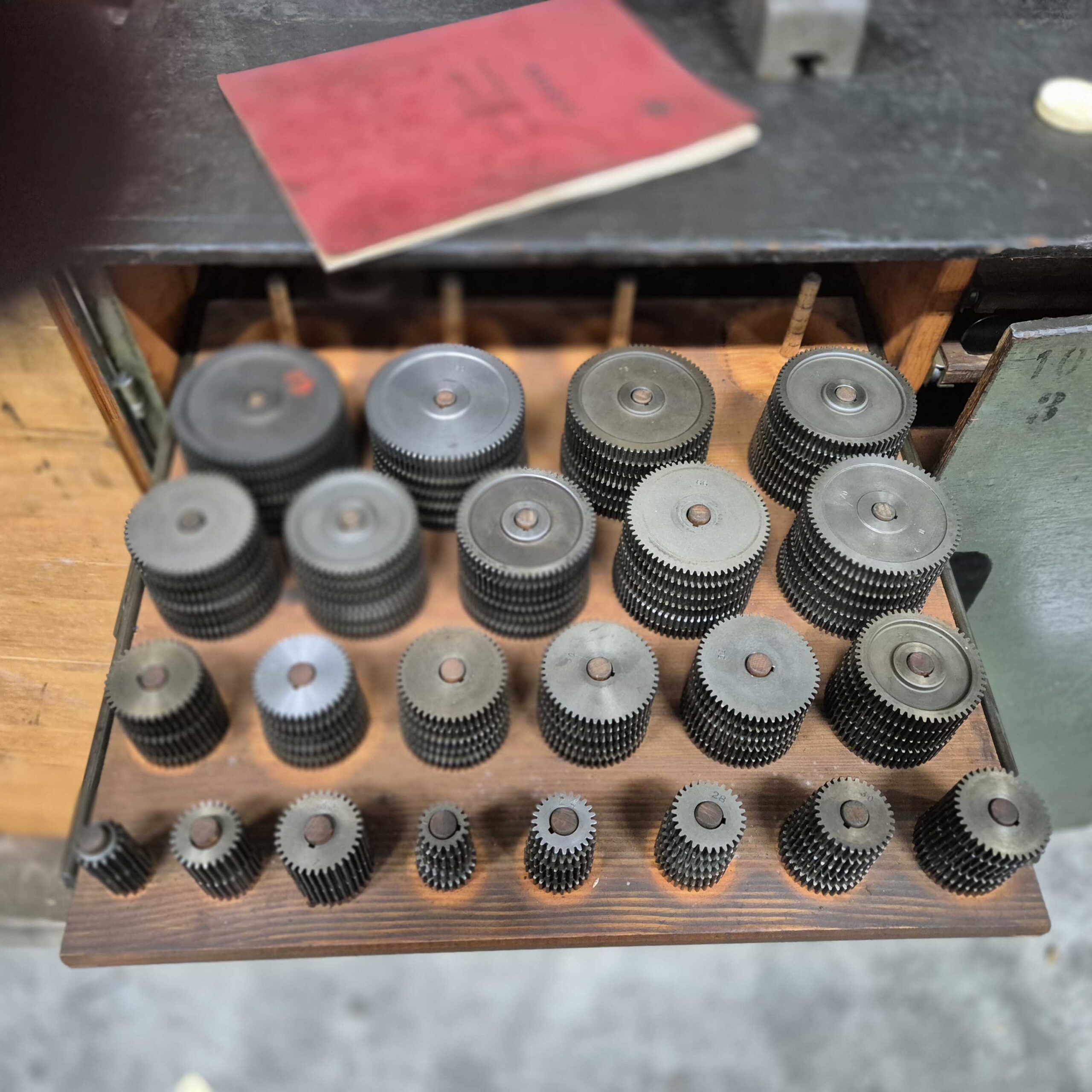 Set of 2 Mikron 102 hobbing machines - Image 7